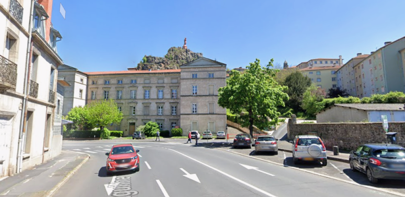 L'accident s'est produit sur l'avenue d'Aiguilhe au Puy-en-Velay.