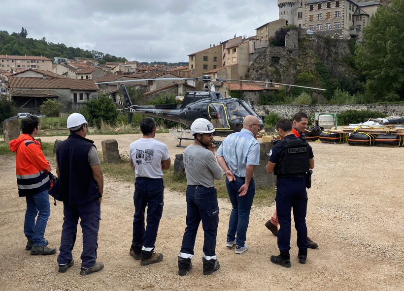 Ultime réunion avec les pilotes pour synchroniser parfaitement l'hélitreuillage