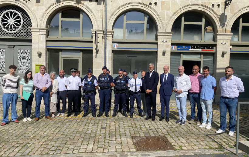 Elus et policiers municipaux posent devant le CSU en devenir. 