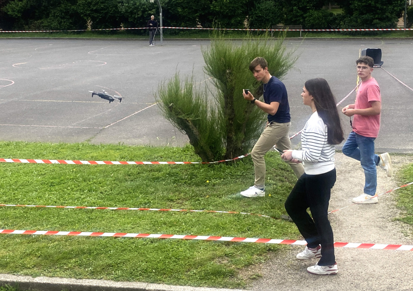 Gabrielle, en plein survol du parcours, son drone malmené par les bourrasques du vent. 