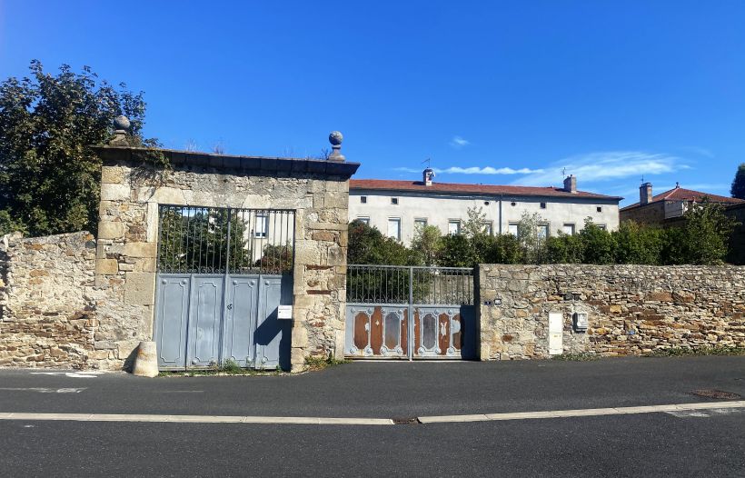 Derrière le portail du couvent de la Chartreuse à Brives devrait se tenir l'école privée.