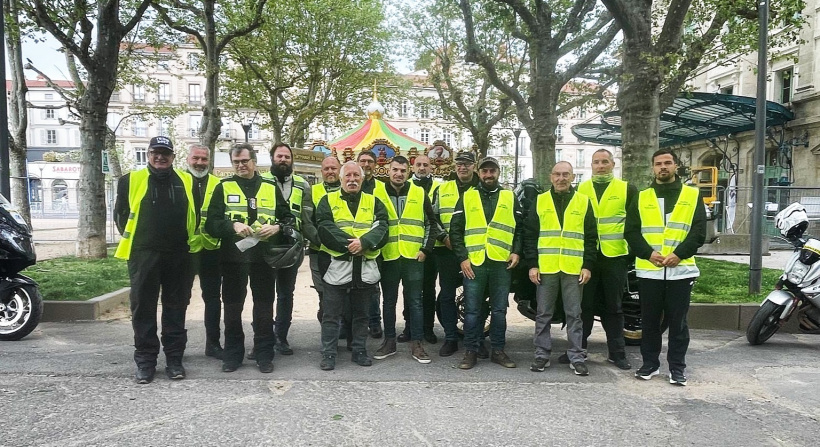 Les motards suivent la course de près 