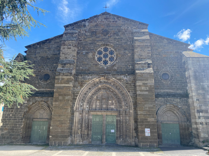 L'église Saint-Laurent et ses portes impénétrables. 