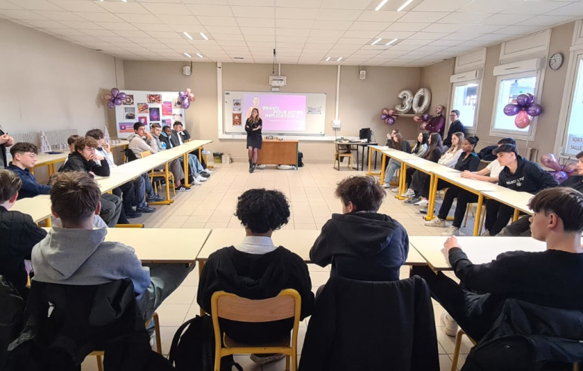 Alison Blaszczyk de France Challenges, présente pour les félicitations. 