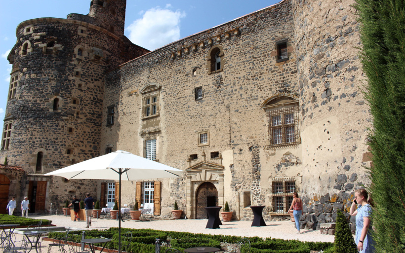 La forteresse de Saint-Vidal est la propriété de Vianney d'Alençon. 