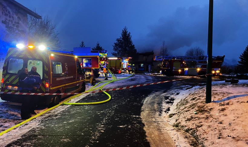53 sapeurs pompiers issus de plusieurs casernes des alentours.
