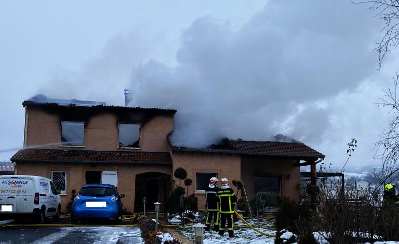 La maison est détruite par l'incendie dans sa quasi totalité. 
