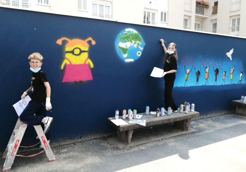 Les artistes en herbe en pleine réalisation de symboles en béton. 