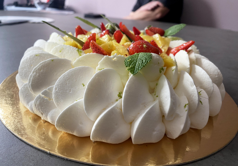 Tout un art pour dessiner harmonieusement les nuages de meringues qui ceignent le trésor. Photo par Nicolas Defay