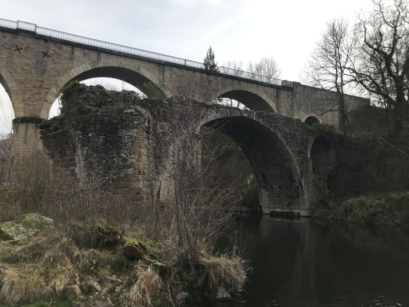 Sur le Pont Vieux, il ne reste que 3 arches dont 1 enjambe la Loire.