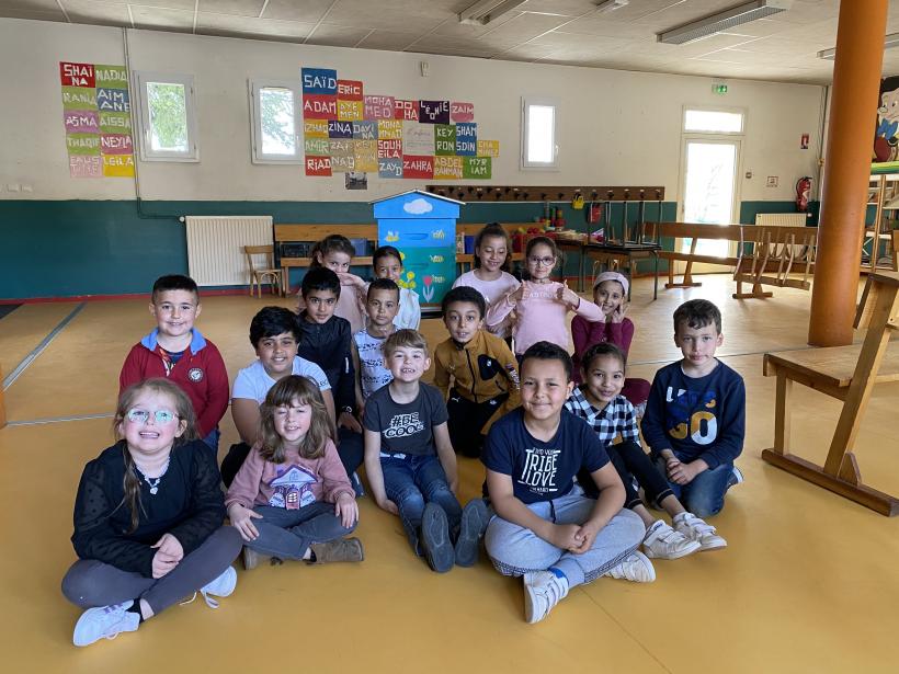 Les enfants de l'école St-Flory ont peint une des ruches connectées.