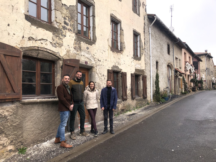 Couples Bertrand et Jousserand devant leur future auberge 