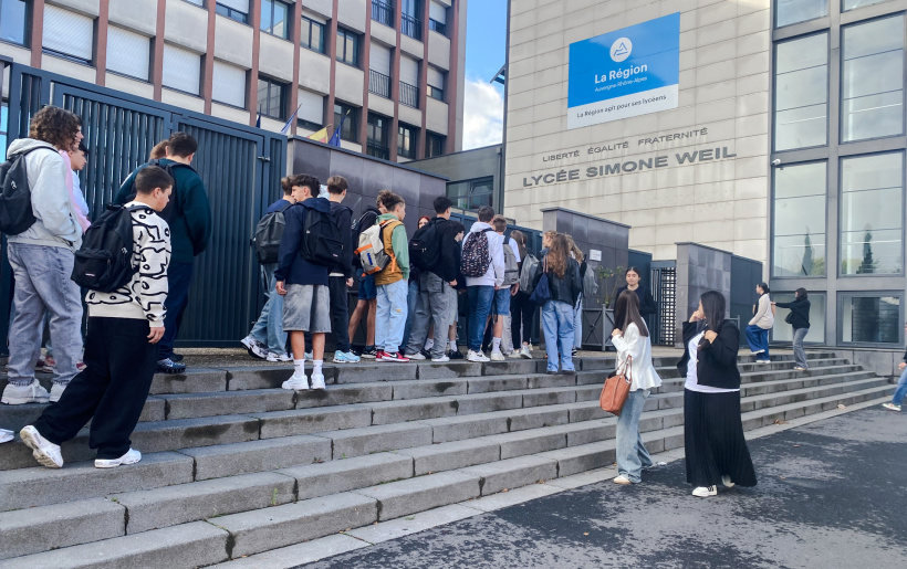 Les premiers élèves entrent dans l'établissement 
