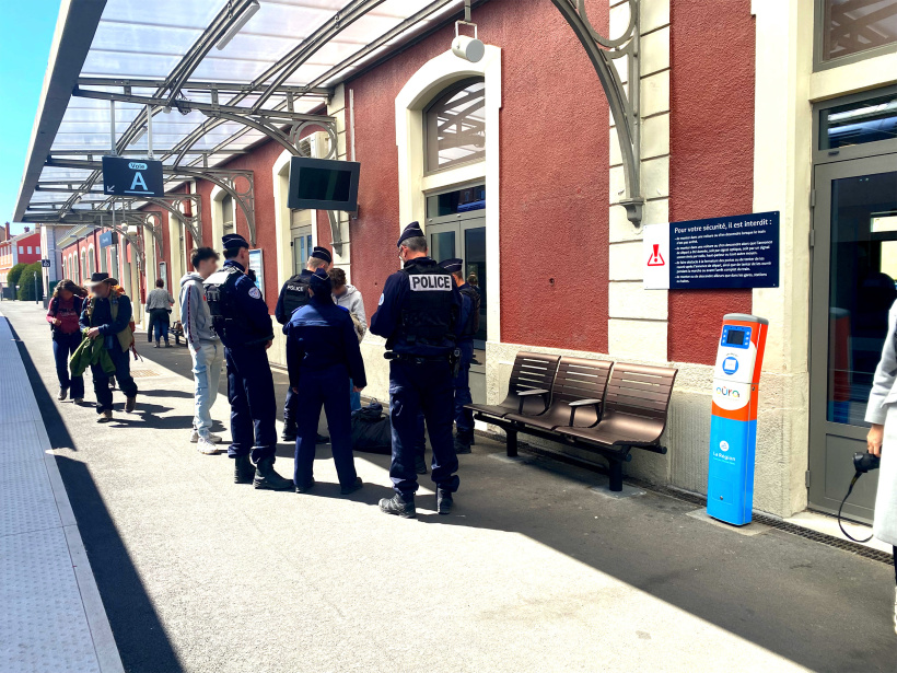 Contrôle d'identité sur le quai de gare