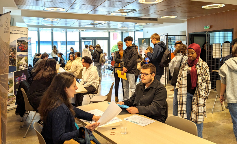 Un job dating incontournable pour des centaines de jeunes. 