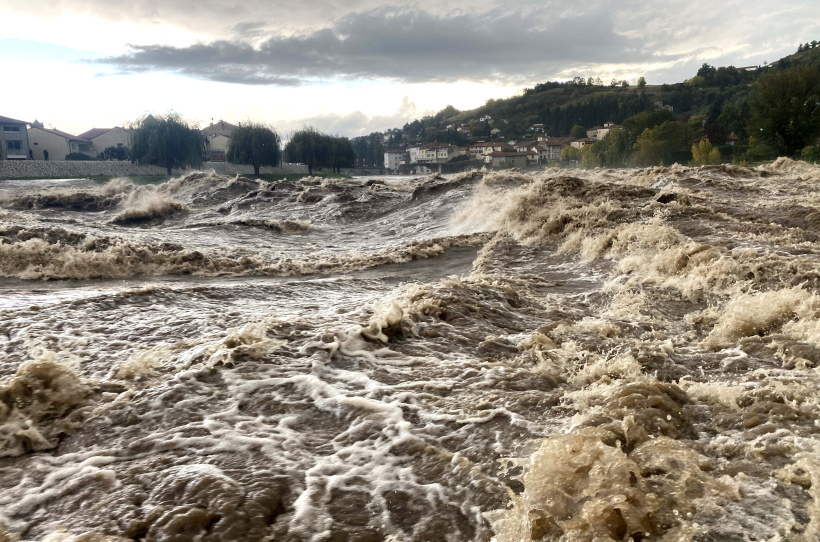 Jeudi 17 octobre 2024, vers 13h30, une vague géante inonde Brives-Charensac.  