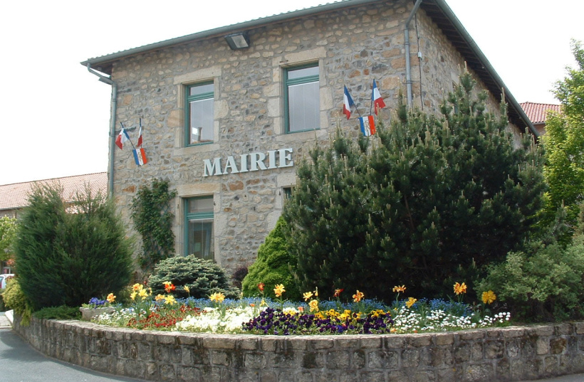 La mairie de Saint-Germain-Laprade, théâtre de vives tensions. 