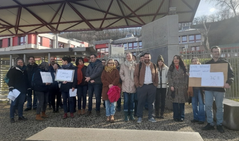 Devant le lycée Roche-Arnaud pour défendre notamment une classe de seconde en sursis.. 