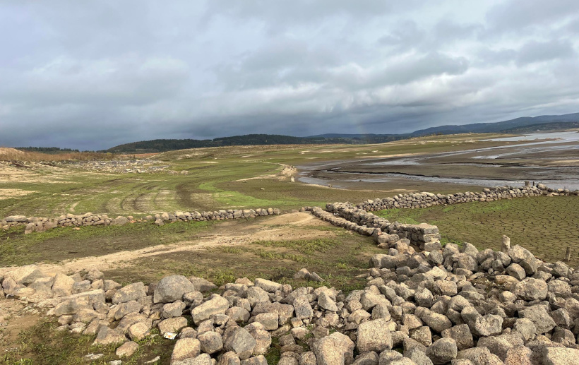 Malgré l'hémorragie du lac de Naussac, il reste environ 8 km² d'eau pour naviguer. 