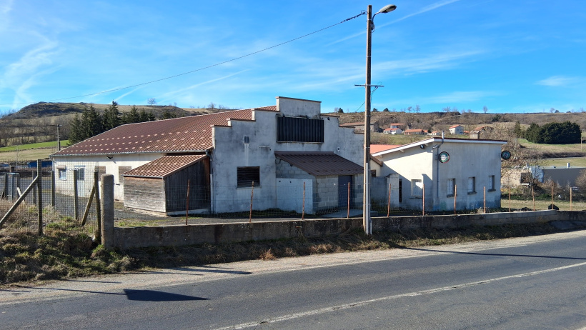 L'arrière du bâtiment, immanquable depuis la route