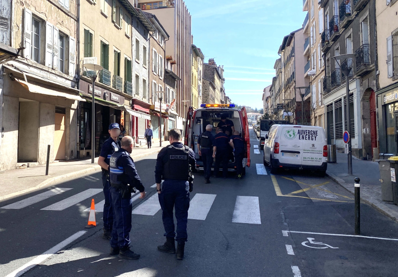 La route a été coupée pendant que les secours procédaient à leur intervention.