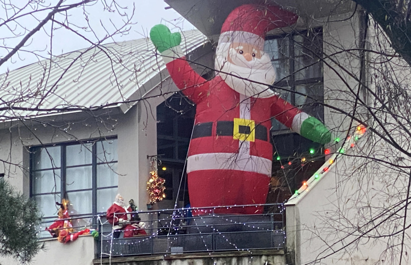 A ce qu'il parait, il y a un Père Noël caché dans cette image...