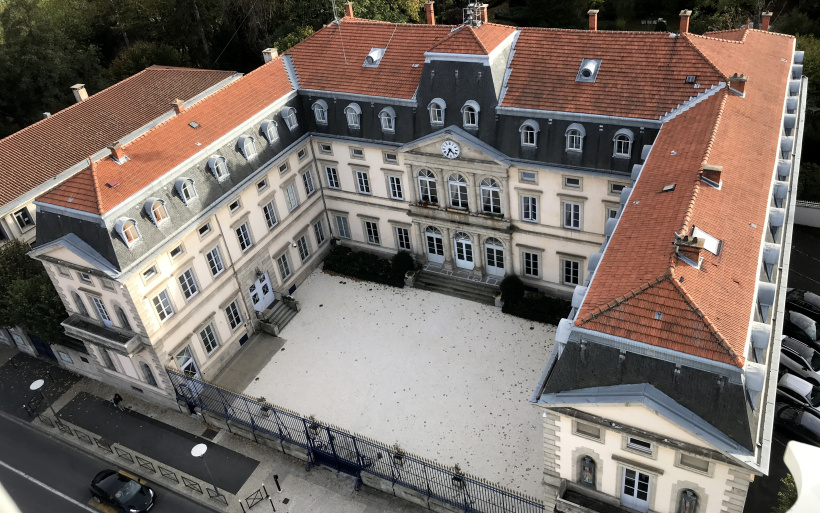 La préfecture de la Haute-Loire dans les yeux d'un oiseau. 