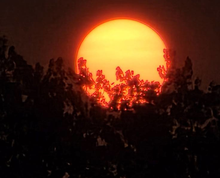Le soleil rouge, l'air teinté par les incendies qui brûlent notre maison. 