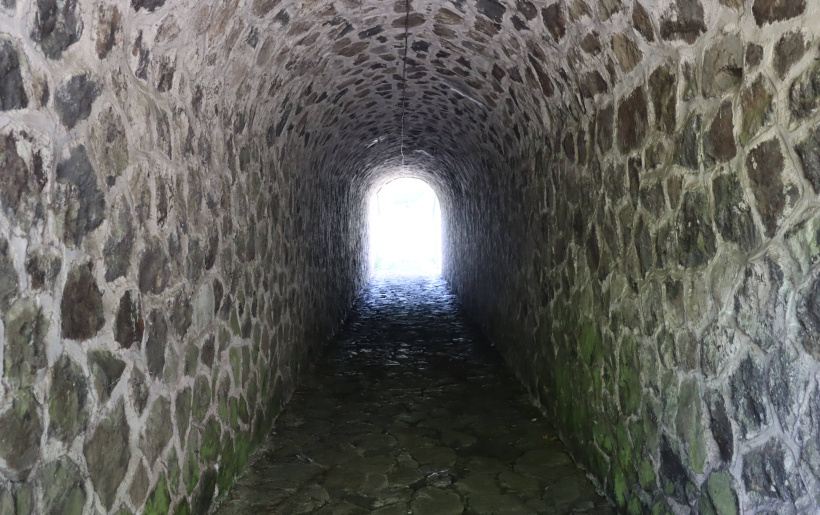 L'exigu tunnel est le seul accès à leur domicile pour trois propriétaires à Polignac.