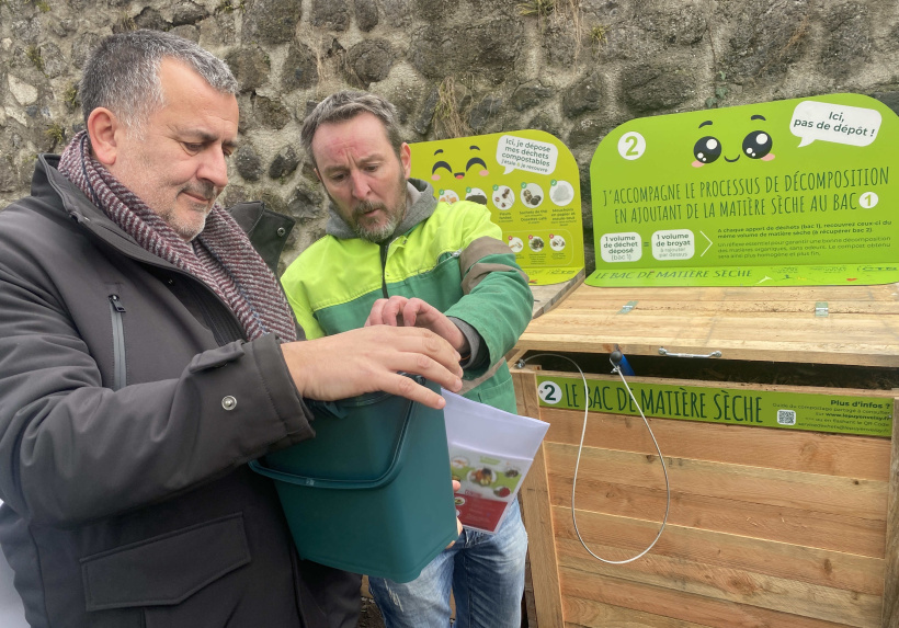 Jean-François Exbrayat et Stéphane Ollier, devant le nouveau composteur place St-Maurice.