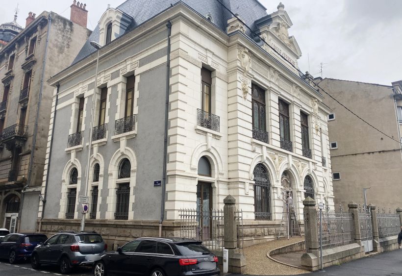 La Clinique d'Ophtalmologie République à l'angle des rues de la République et F. Mandet.
