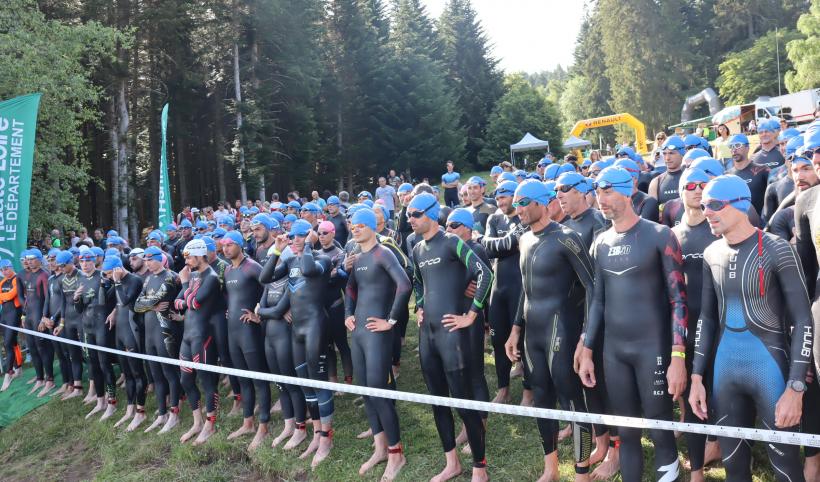 Les triathlètes prêts à s'élancer pour 2.7 km de nage dans le lac du Bouchet.