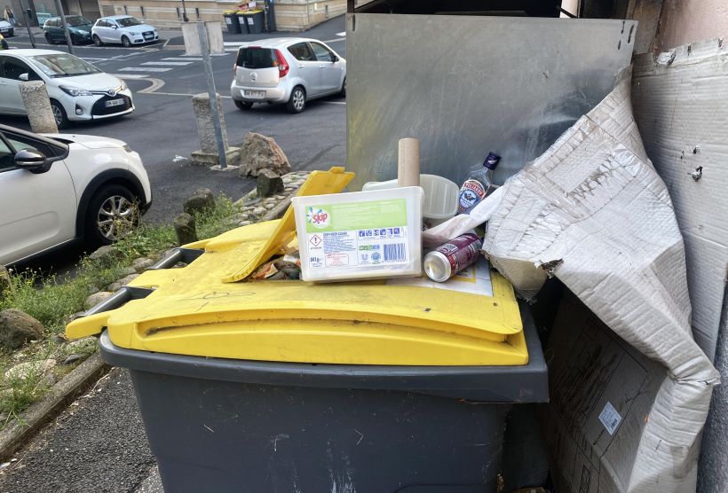 Des déchets inadaptés emplissent les bacs jaunes tels que du verre ou des gros cartons.