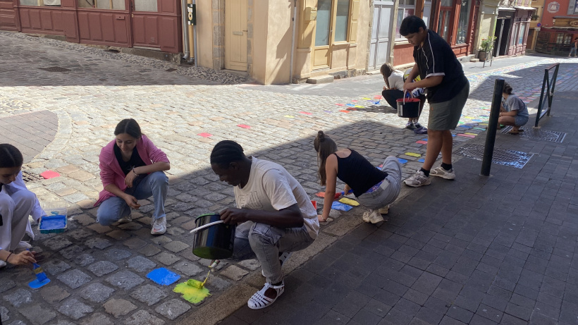 Ils ont repeint les pavés des rues Portail d'Avignon et Chèvrerie