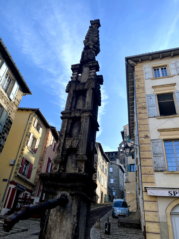 Le fût de la Fontaine avant sa restauration