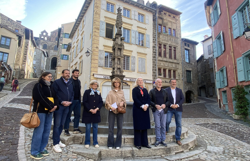 Elus et partenaires présentent le projetde restauration de la Fontaine de l'Ange