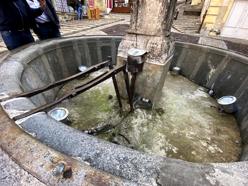 L'électricité et le système d'eau remis en fonction fontaine ange