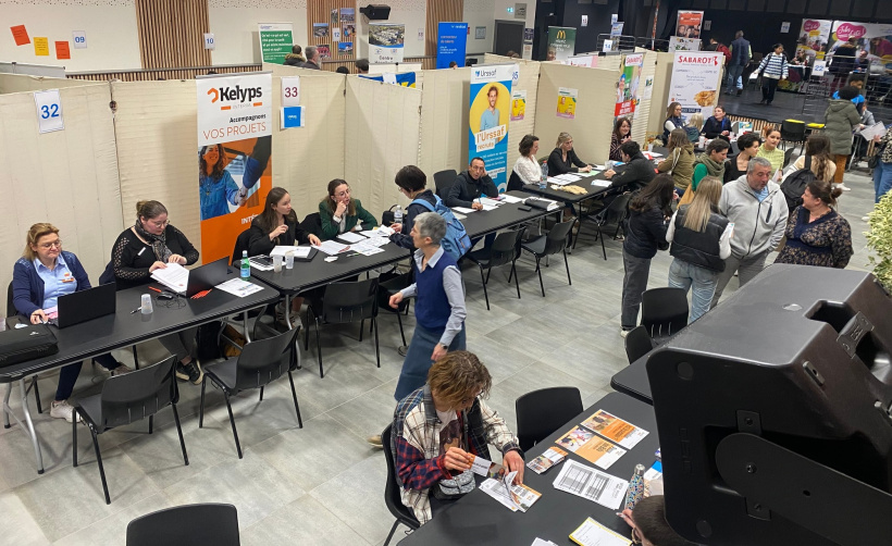 Les stands des entreprises accueillent les participants