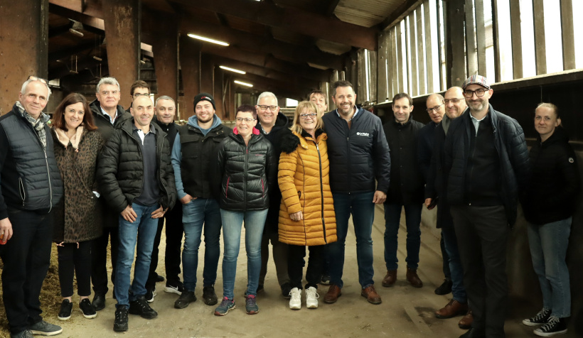 Exploitants, représentants de la filière lait et élus se sont retrouvées au GAEC Bleu Azur