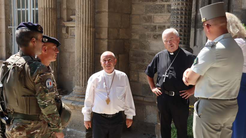 L'évêque du Puy Yves Baumgarten (en noir) et Mgr Michel Guillaud, invité d'honneur (blanc)