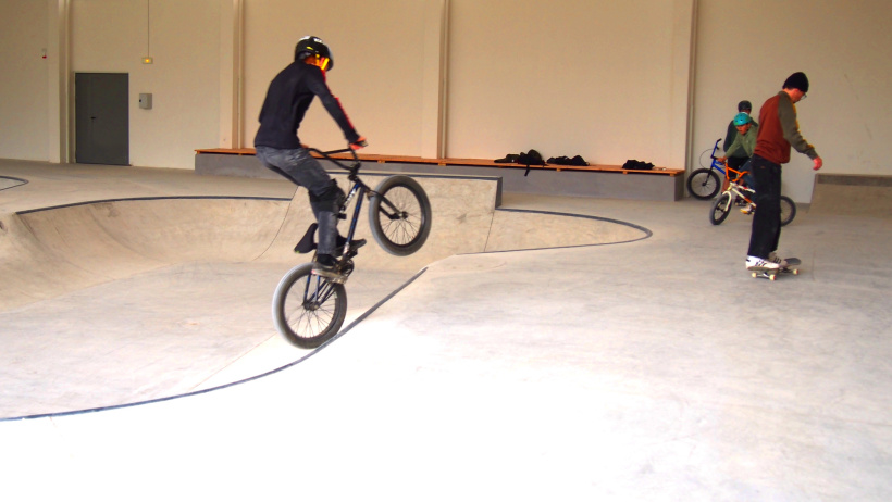 Les adaptes de BMX, skate et trotinette se partagent le skatepark