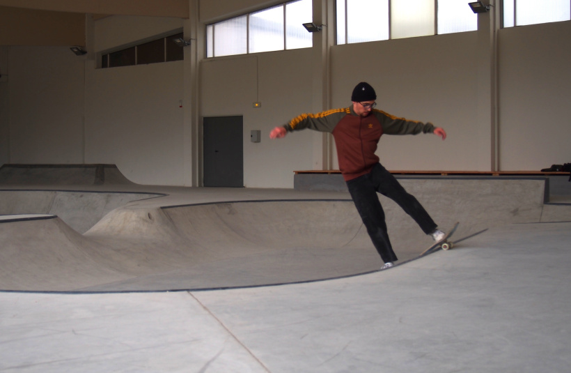 Un skateur teste les modules du skatepark fraîchement ouvert
