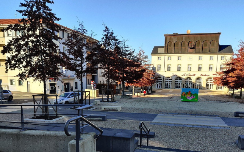 La place de la Grenette à Yssingeaux.